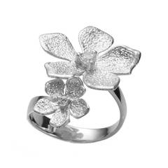 Кольцо Bloom двойное из серебра 925 с покрытием белым родием, Цвет: серебряный, фотография — Stile.me