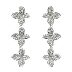 Серьги Flora с тремя цветками из серебра 925 с покрытием белым родием, фотография — Stile.me