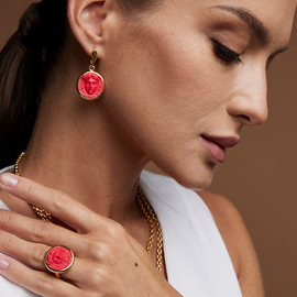 Серьги Medusa красные из бронзы с покрытием желтым золотом, Цвет: красный, фотография — Stile.me