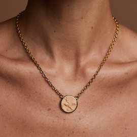 Колье Cupid бежевое из бронзы с покрытием желтым золотом, Цвет: бежевый, фотография — Stile.me