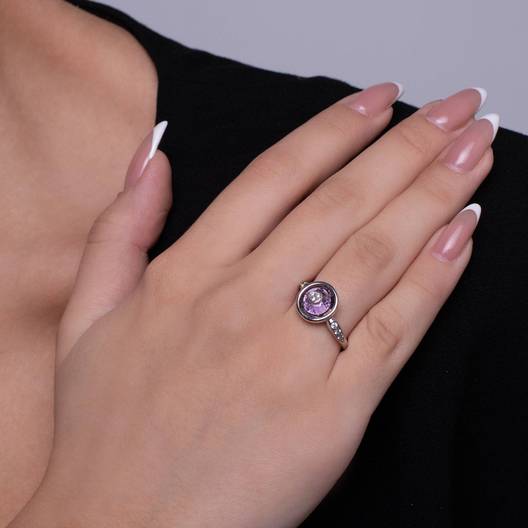Кольцо Сфарцо из золота 750 с аметистом и бриллиантами, фотография, изображение № 3 — Stile.me