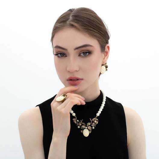 Колье Орника из бронзы и смолы, фотография, изображение № 3 — Stile.me