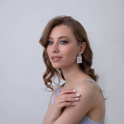 Серьги Синнаи из серебра 925 с покрытием белым родием, Цвет: серебряный, фотография, изображение № 3 — Stile.me