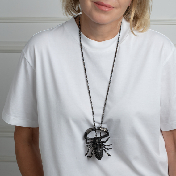 Колье Scorpio из латуни с эмалью и покрытием черным родием, фотография — Stile.me